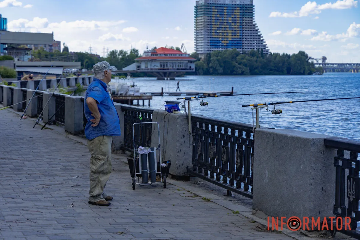 Літня риболовля у Дніпрі: атмосфера спокою на міській Набережній 6