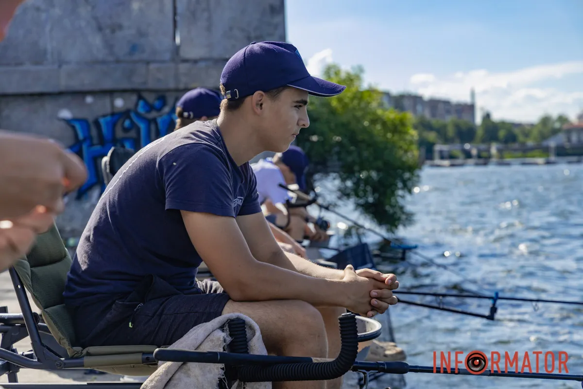 Літня риболовля у Дніпрі: атмосфера спокою на міській Набережній 10
