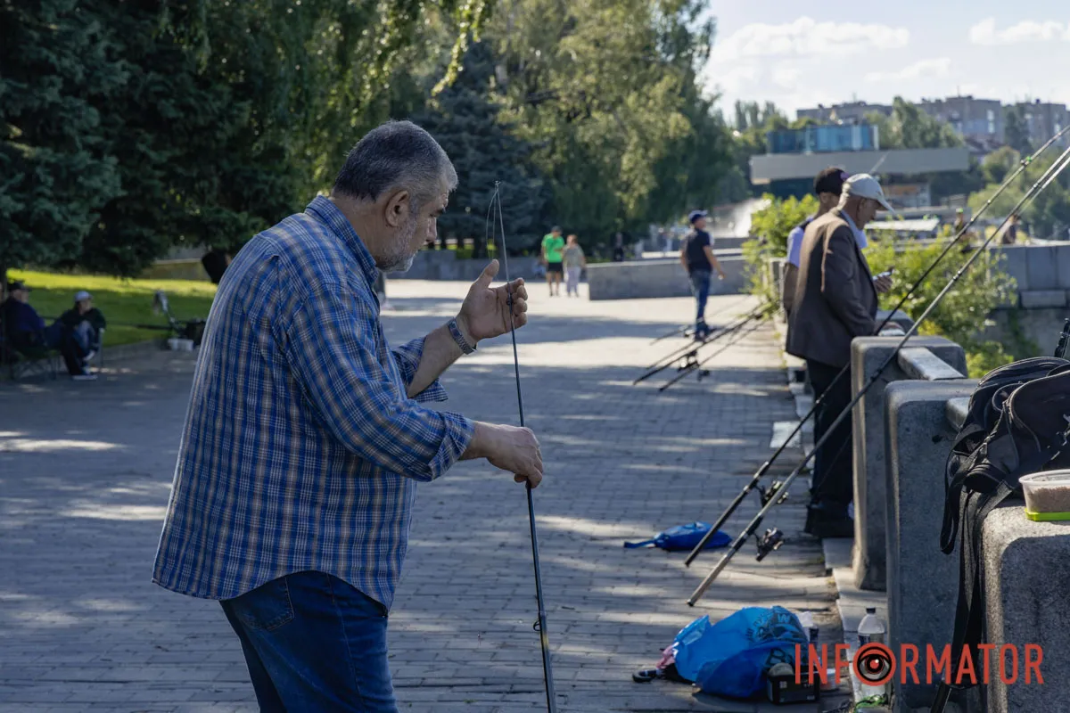 Літня риболовля у Дніпрі: атмосфера спокою на міській Набережній 12