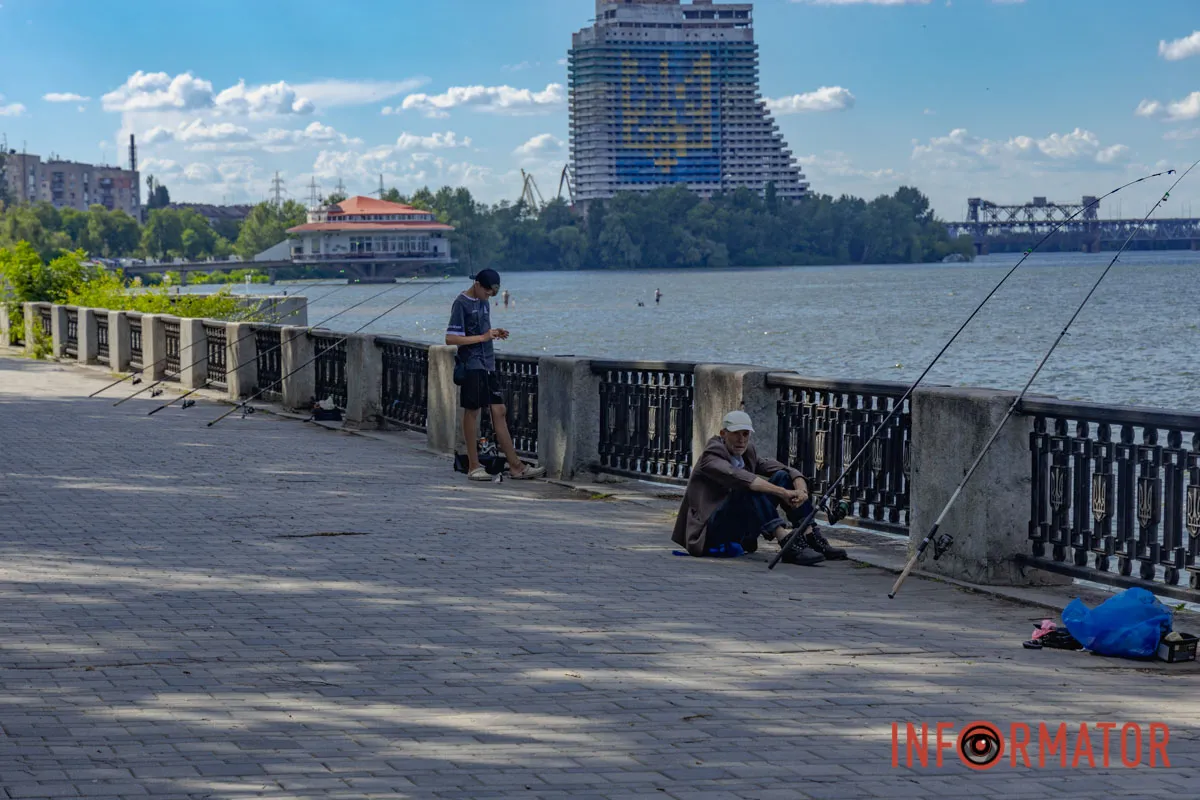 Літня риболовля у Дніпрі: атмосфера спокою на міській Набережній 15
