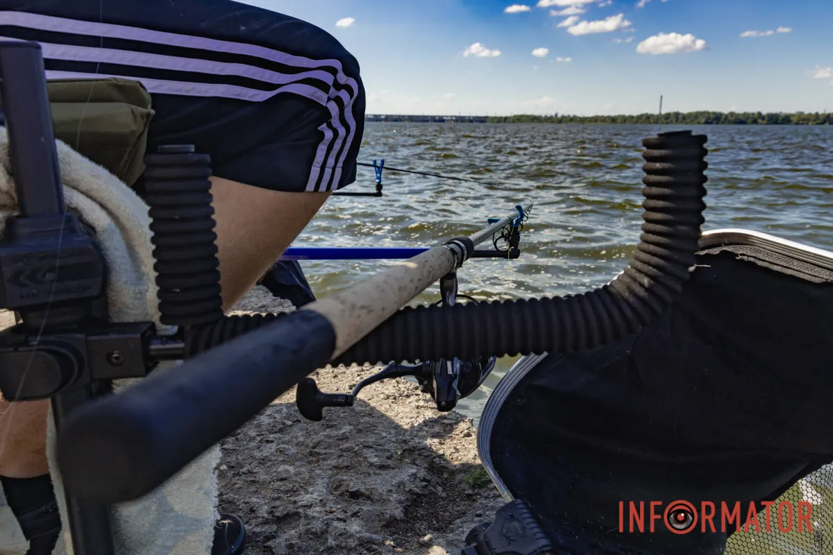 Літня риболовля у Дніпрі: атмосфера спокою на міській Набережній 16