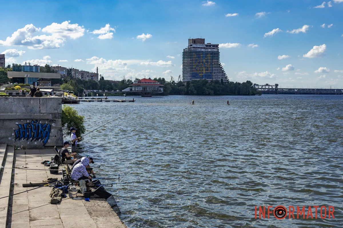 Літня риболовля у Дніпрі: атмосфера спокою на міській Набережній 19