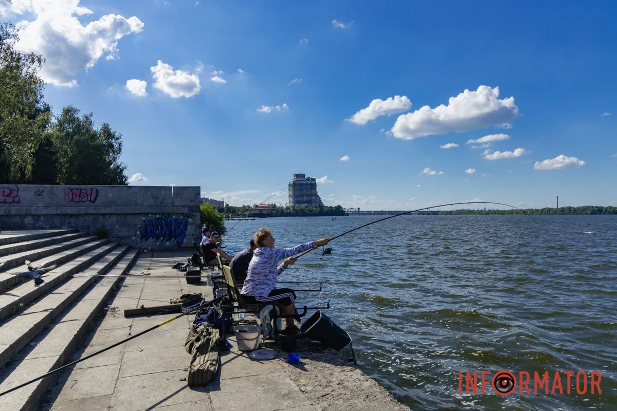 Літня риболовля у Дніпрі: атмосфера спокою на міській Набережній 21