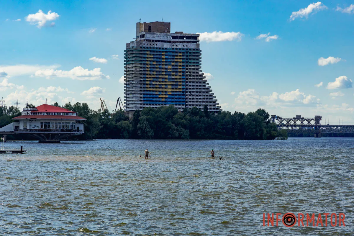 Літня риболовля у Дніпрі: атмосфера спокою на міській Набережній 23