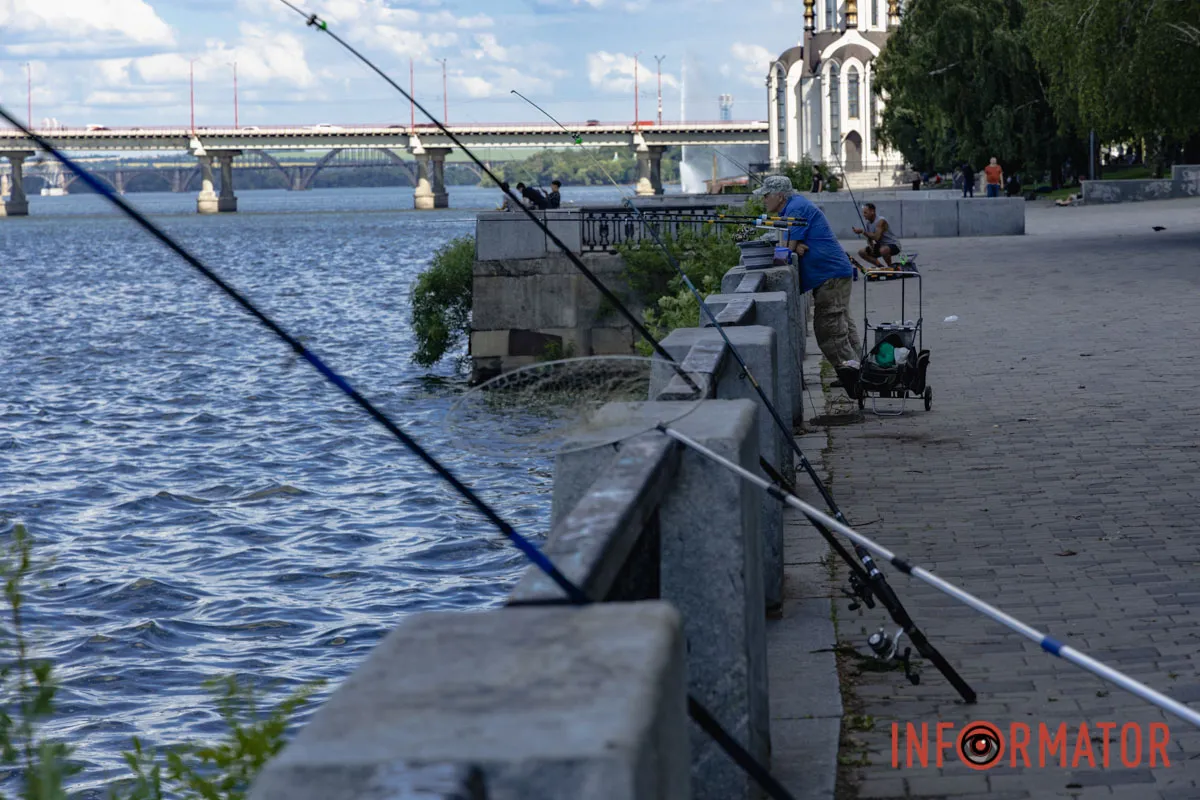Літня риболовля у Дніпрі: атмосфера спокою на міській Набережній 24