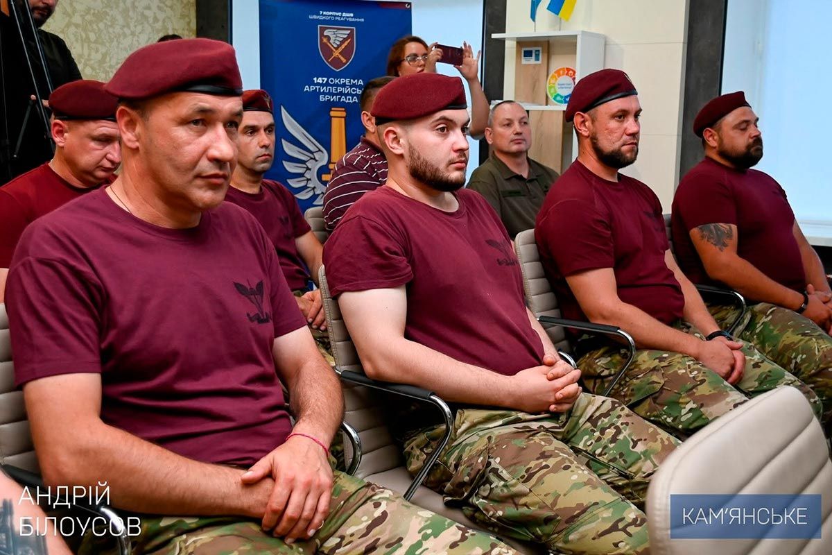 Спецпогашення марок і нагородження військових: у Кам'янському відзначили День створення 147-ї окремої артилерійської бригади 11
