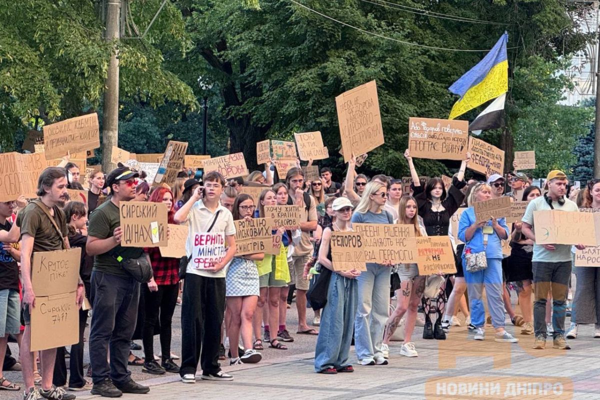 У Дніпрі люди зібралися на мітинг біля будівлі ОВА У Дніпрі люди зібралися на мітинг біля будівлі ОВА