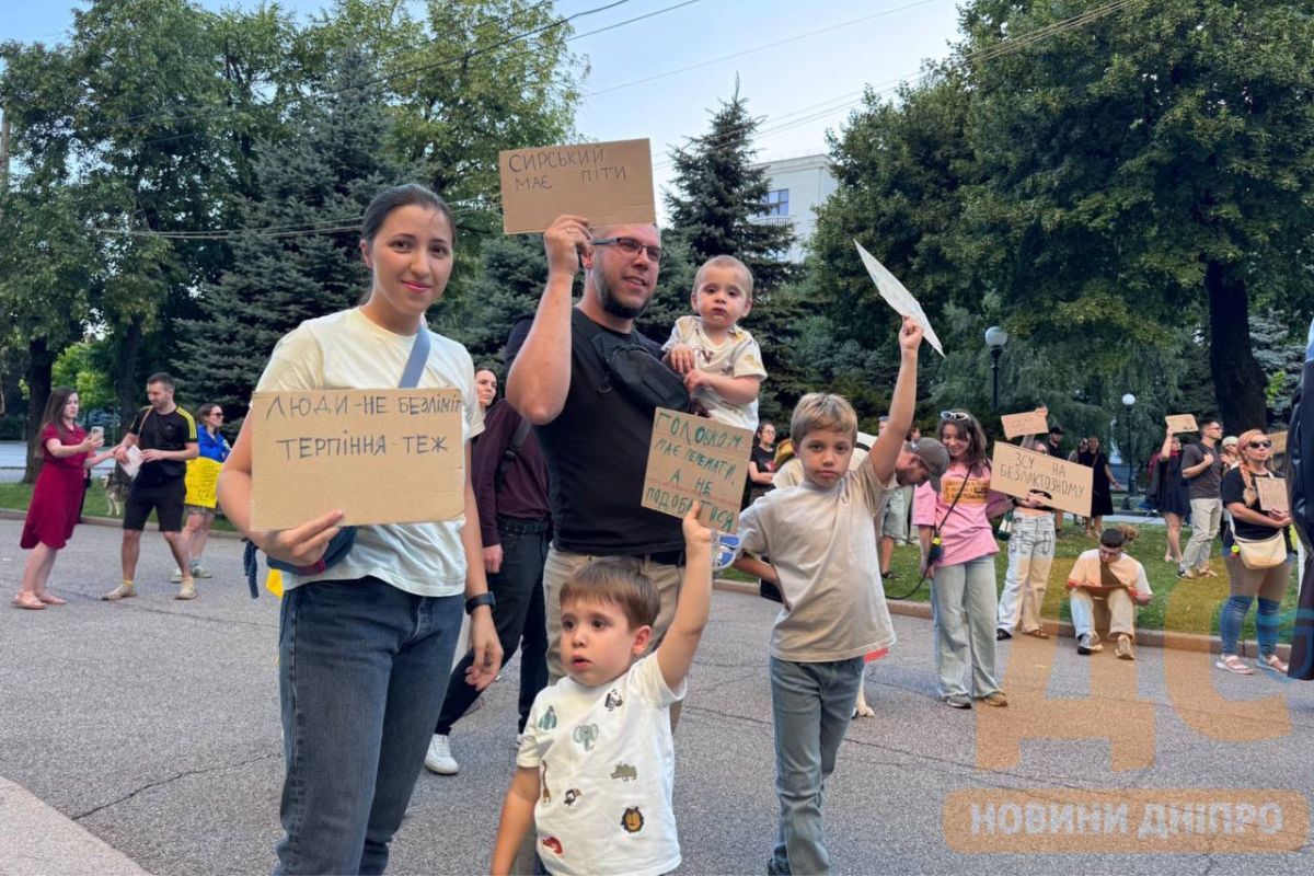 Вони виступають проти рішення звільнити з посади міністра оборони Михайла Федорова, а також – проти роботи Олександра Сирського на посаді головнокомандувача ЗСУ Вони виступають проти рішення звільнити з посади міністра оборони Михайла Федорова, а також – проти роботи Олександра Сирського на посаді головнокомандувача ЗСУ
