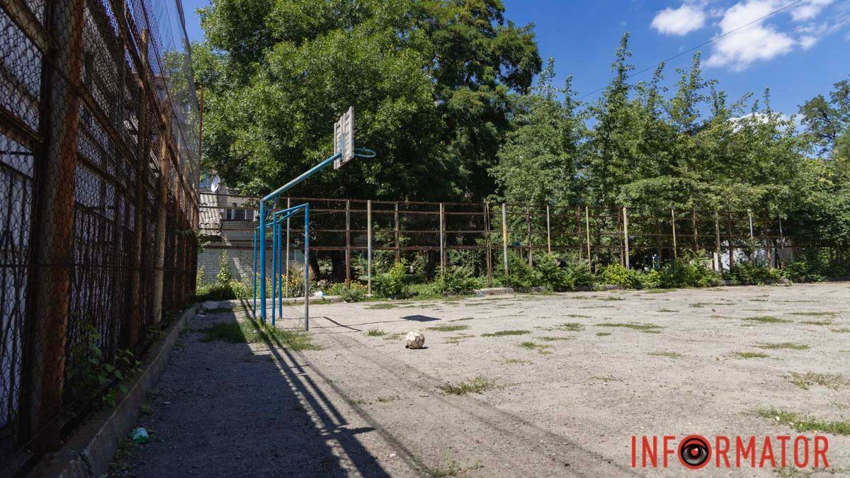 У Дніпрі на Володимира Антоновича люди просять звернути увагу на занедбаний спортивний майданчик