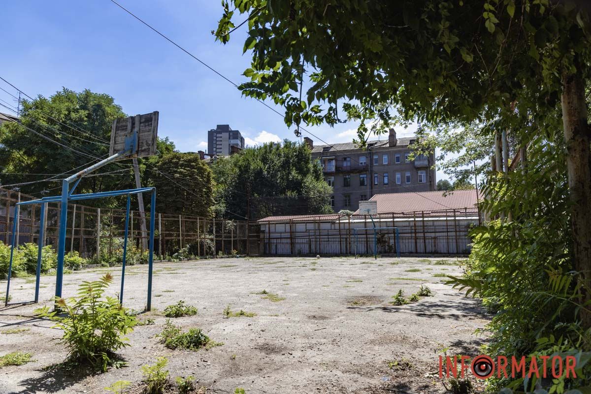 Як майданчик виглядає зараз У Дніпрі на Володимира Антоновича люди просять звернути увагу на занедбаний спортивний майданчик 8