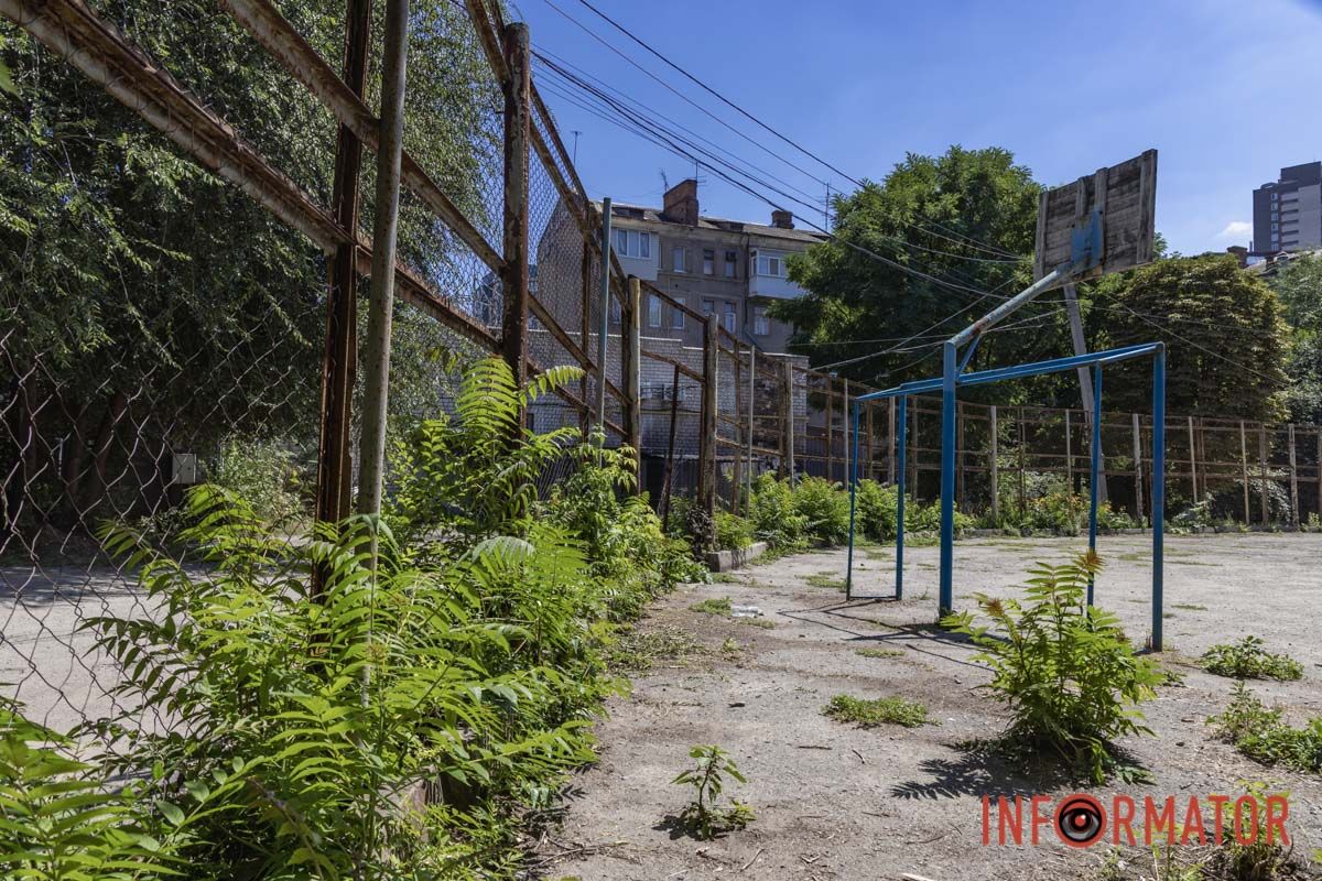 Стадіон знаходиться в поганому стані Стадіон знаходиться в поганому стані