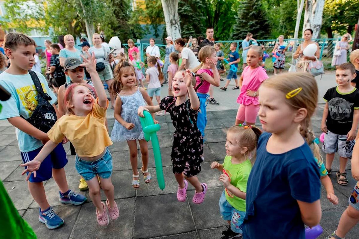 Стрибки щастя Конкурси, аніматори, шоу повітряних кульок: у Придніпровську відбулось дитяче свято 7
