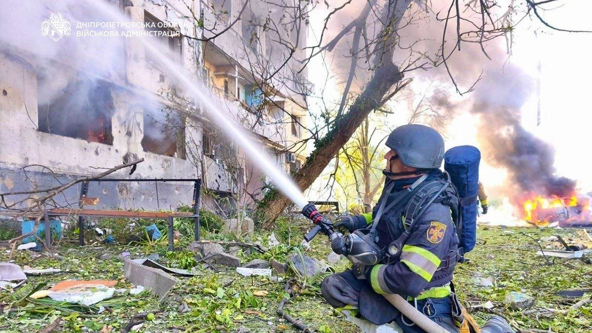 Дві людини загинули, 8 поранені: росіяни вдарили КАБом по будинку у Павлограді