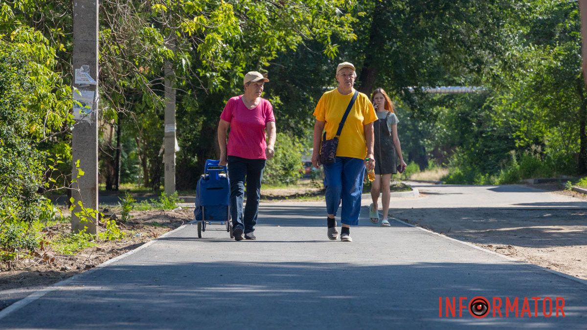 У Дніпрі на Батумській ремонтують тротуарну доріжку