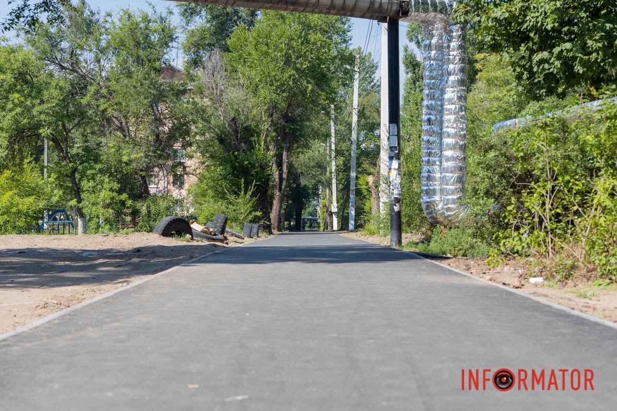 Знаходиться вона на вулиці Батумській У Дніпрі на Батумській ремонтують тротуарну доріжку 5