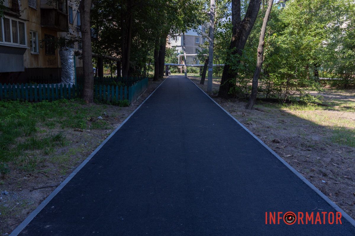 Новий асфальт поклали нещодавно У Дніпрі на Батумській ремонтують тротуарну доріжку 7