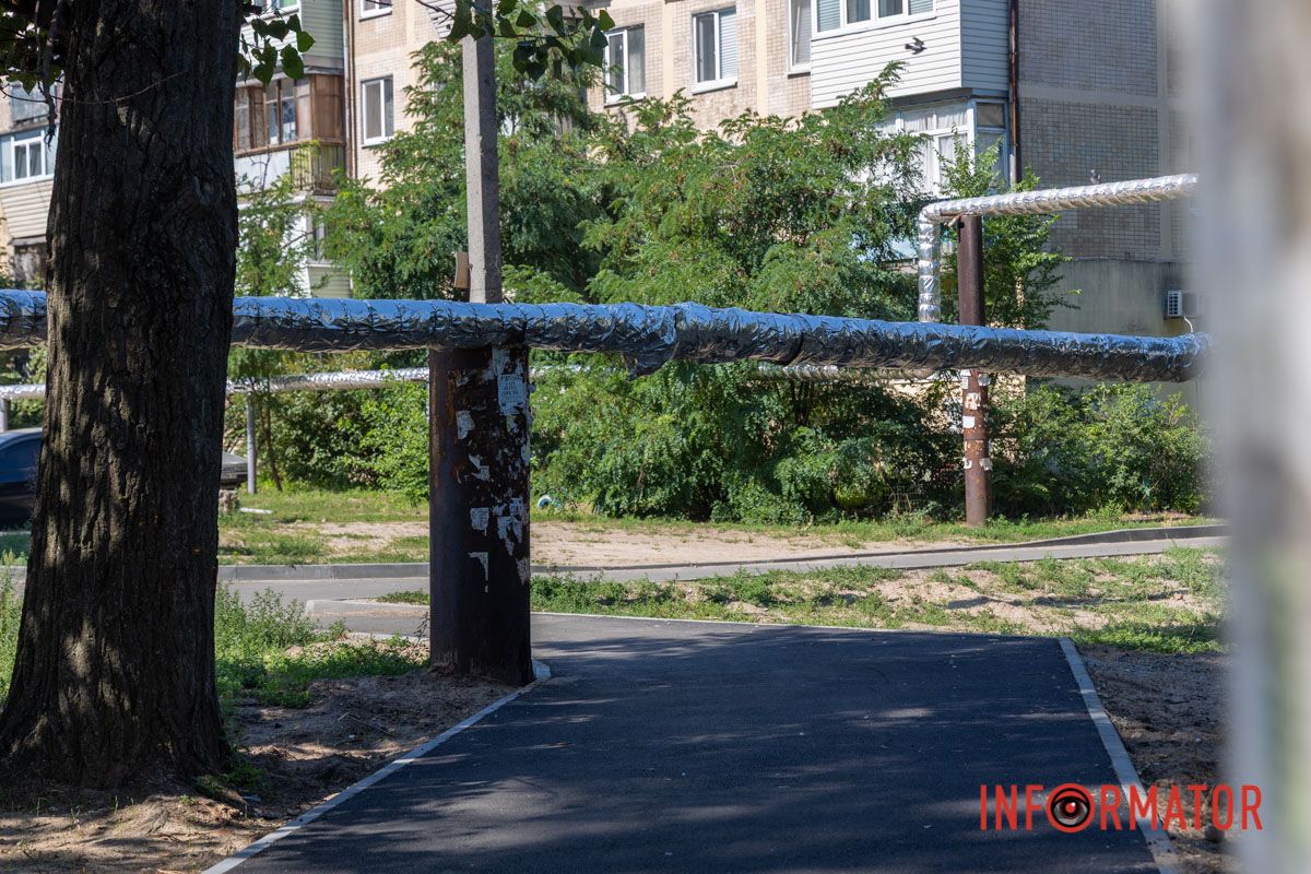 Фото з місця подій У Дніпрі на Батумській ремонтують тротуарну доріжку 14