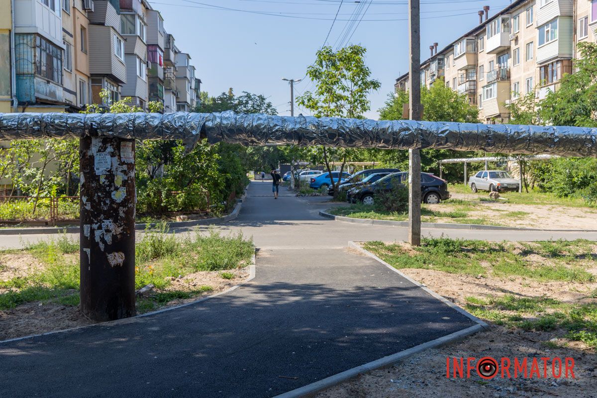 Дорога абсолютно рівна У Дніпрі на Батумській ремонтують тротуарну доріжку 3