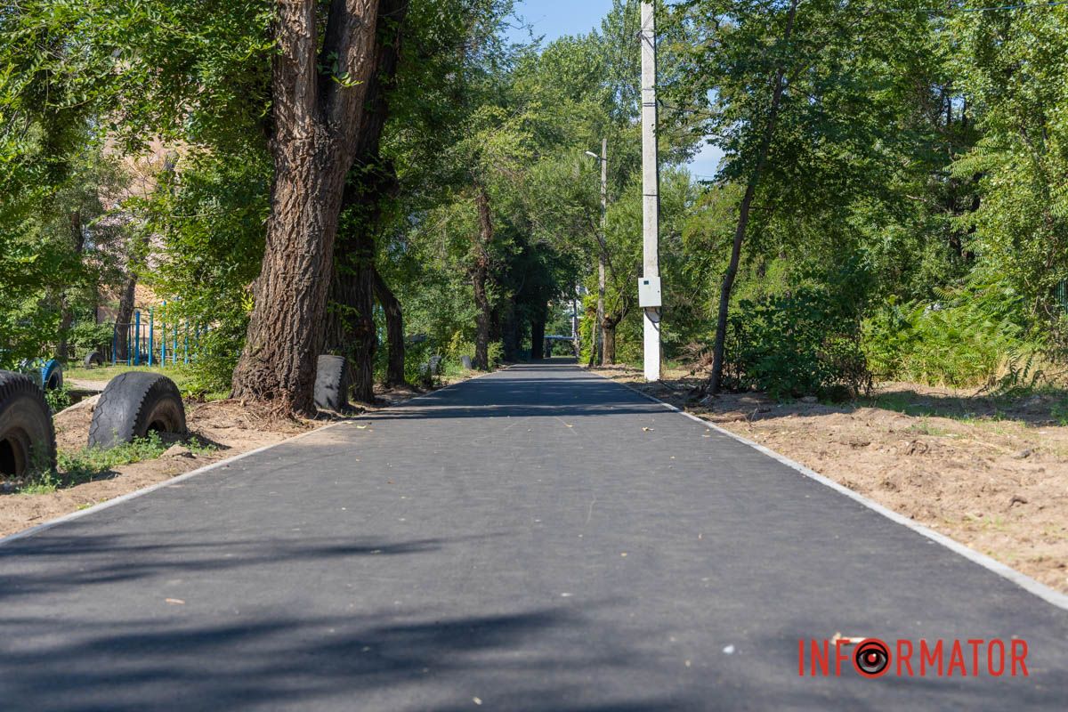 Ще роботи тривають біля будинків №60, 58 та 56 У Дніпрі на Батумській ремонтують тротуарну доріжку 12