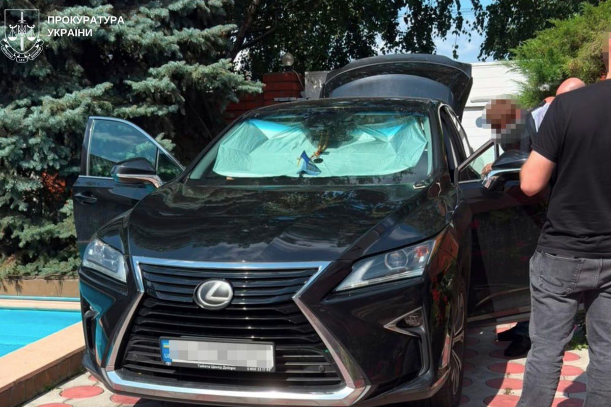 В ходе санкционированных обысков правоохранители изъяли документы, компьютерную технику, печати, мобильные телефоны и машину В ходе санкционированных обысков правоохранители изъяли документы, компьютерную технику, печати, мобильные телефоны и машину
