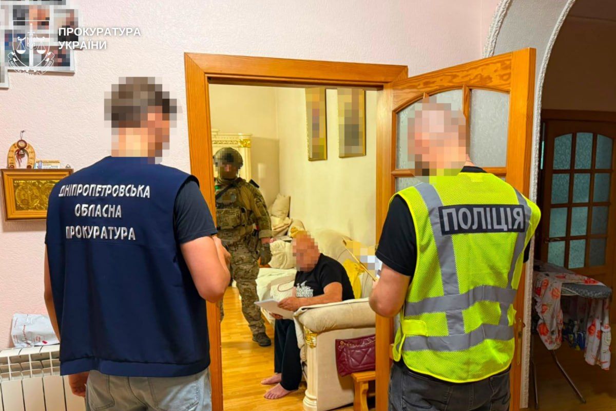 В течение октября – декабря 2022 года подозреваемые завладели средствами потерпевшего на общую сумму 600 тысяч евро. В течение октября – декабря 2022 года подозреваемые завладели средствами потерпевшего на общую сумму 600 тысяч евро.