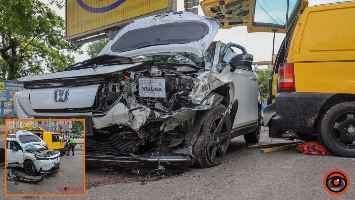 У Дніпрі на Запорізькому шосе «в лоб» зіткнулися Honda та Mercedes: на місці працює поліція, утворився серйозний затор