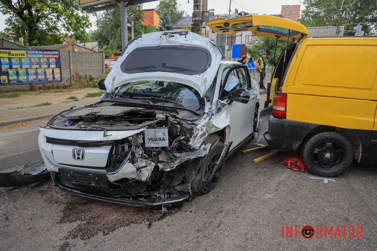 В Днепре на Запорожском шоссе «в лоб» столкнулись Honda и Mercedes: на месте работает полиция, образовалась серьезная пробка 17