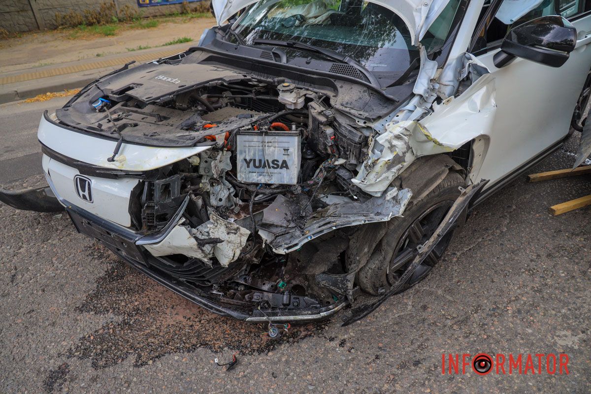В Днепре на Запорожском шоссе «в лоб» столкнулись Honda и Mercedes: на месте работает полиция, образовалась серьезная пробка 16