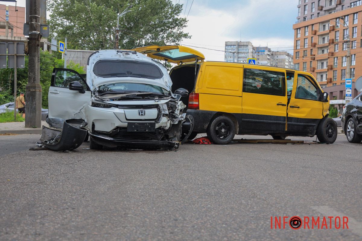 В Днепре на Запорожском шоссе «в лоб» столкнулись Honda и Mercedes: на месте работает полиция, образовалась серьезная пробка