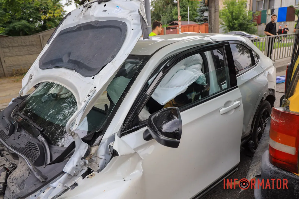 В Днепре на Запорожском шоссе «в лоб» столкнулись Honda и Mercedes: на месте работает полиция, образовалась серьезная пробка 7