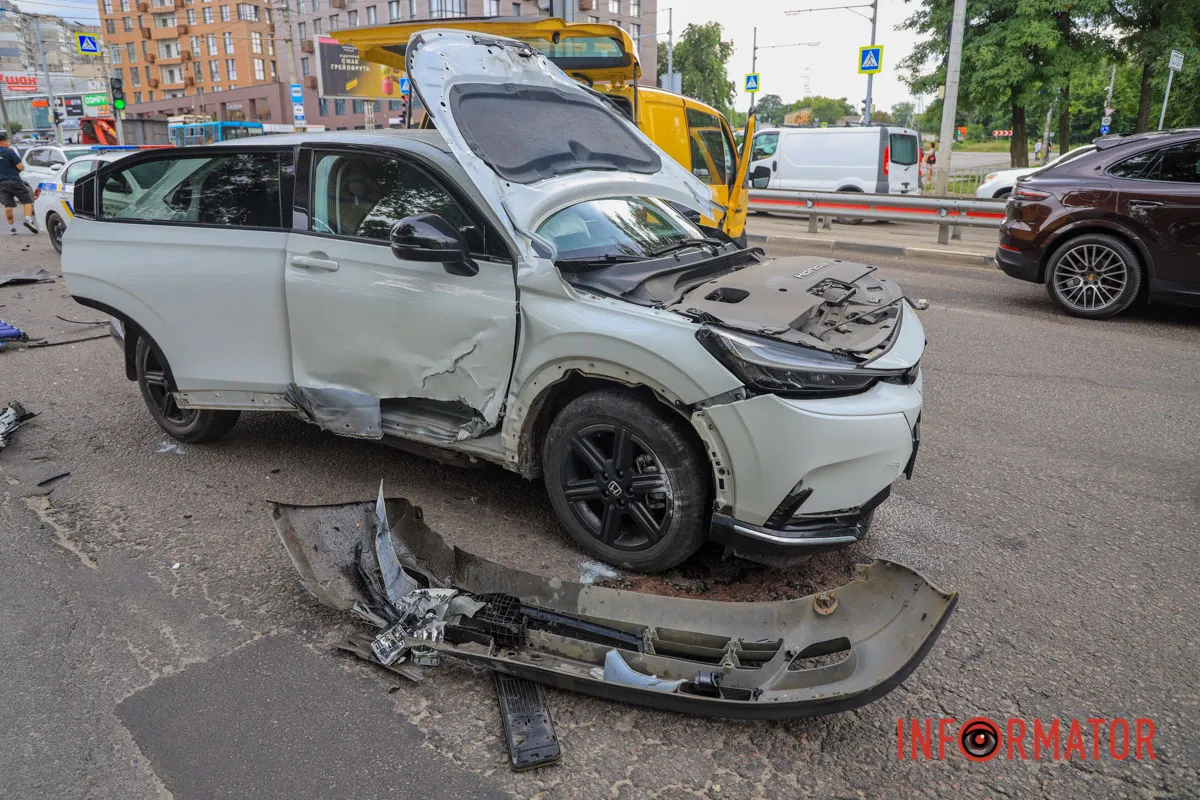 В Днепре на Запорожском шоссе «в лоб» столкнулись Honda и Mercedes: на месте работает полиция, образовалась серьезная пробка 12