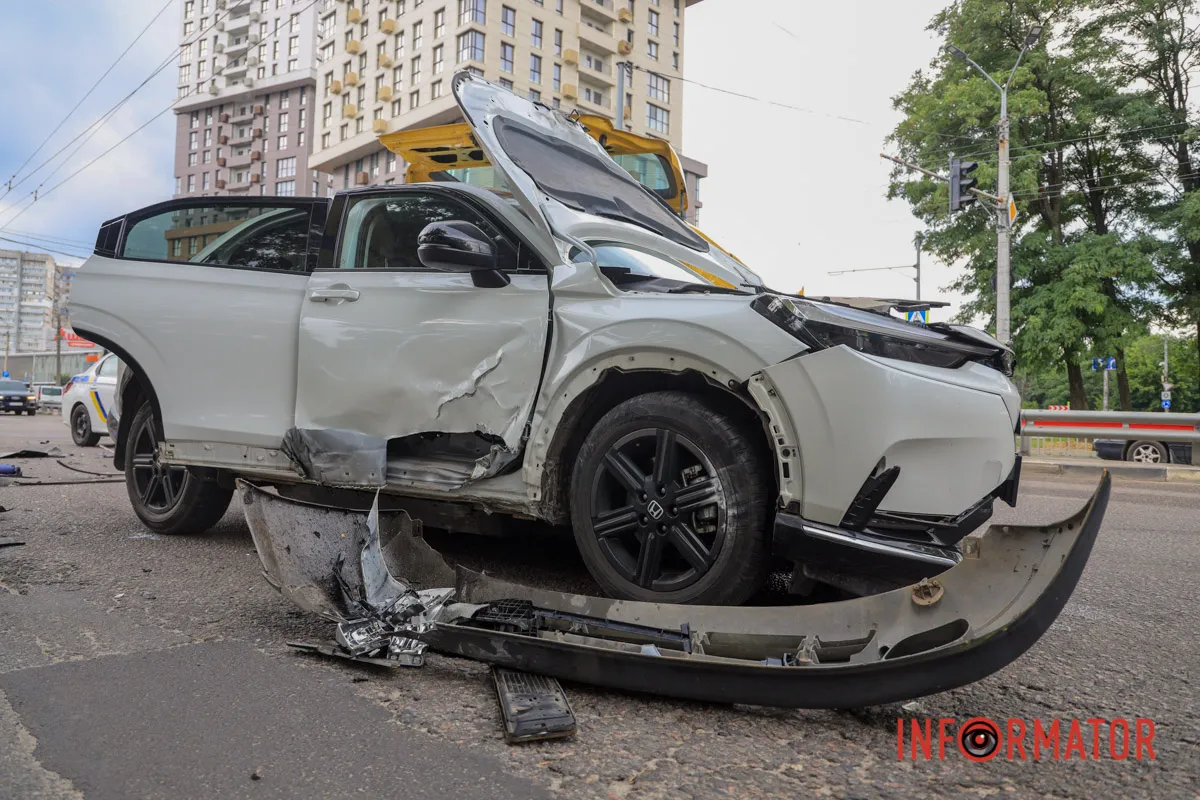 В Днепре на Запорожском шоссе «в лоб» столкнулись Honda и Mercedes: на месте работает полиция, образовалась серьезная пробка 13