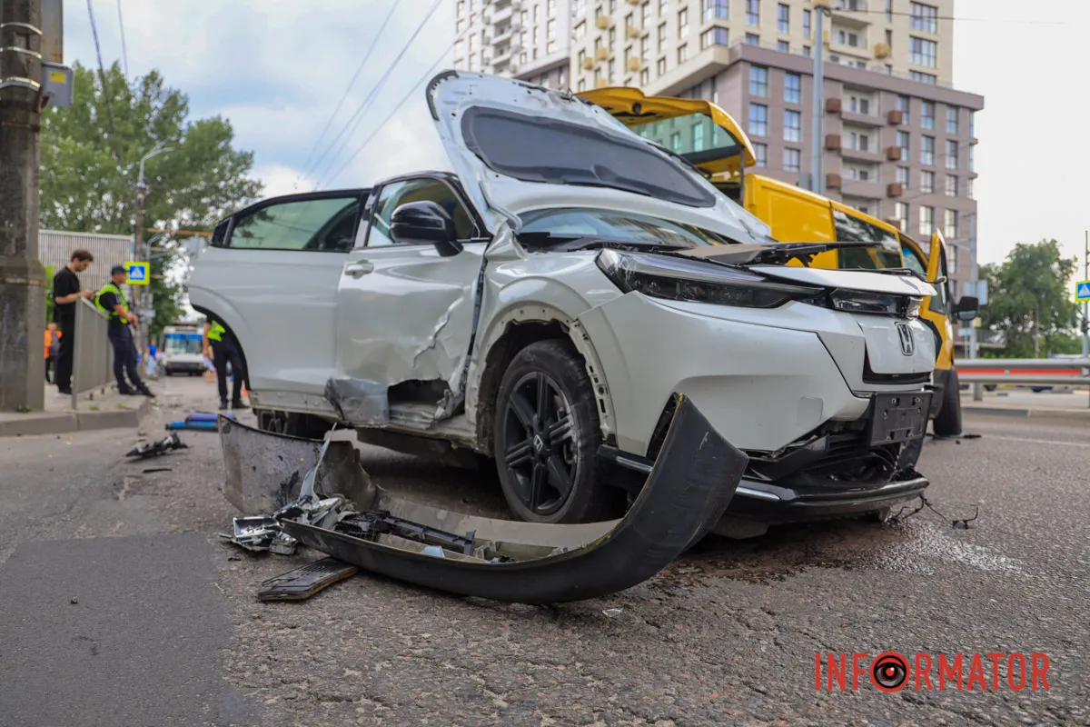 В Днепре на Запорожском шоссе «в лоб» столкнулись Honda и Mercedes: на месте работает полиция, образовалась серьезная пробка