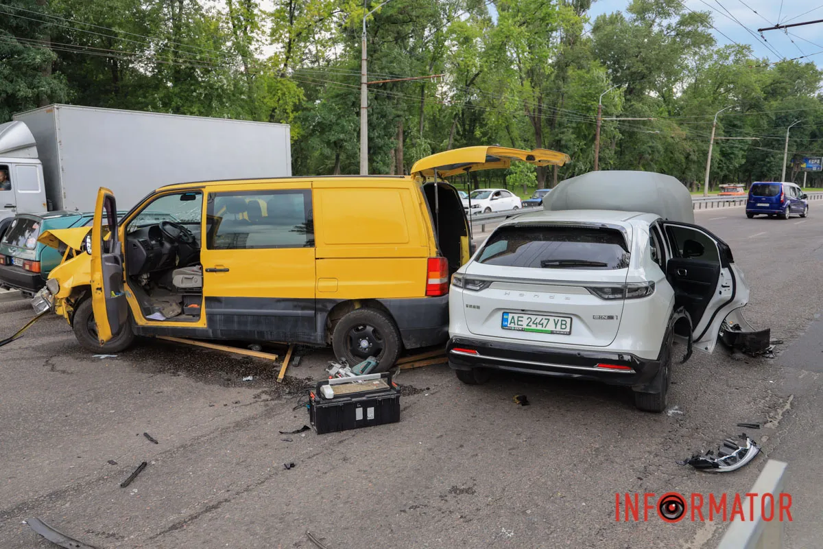 В Днепре на Запорожском шоссе «в лоб» столкнулись Honda и Mercedes: на месте работает полиция, образовалась серьезная пробка