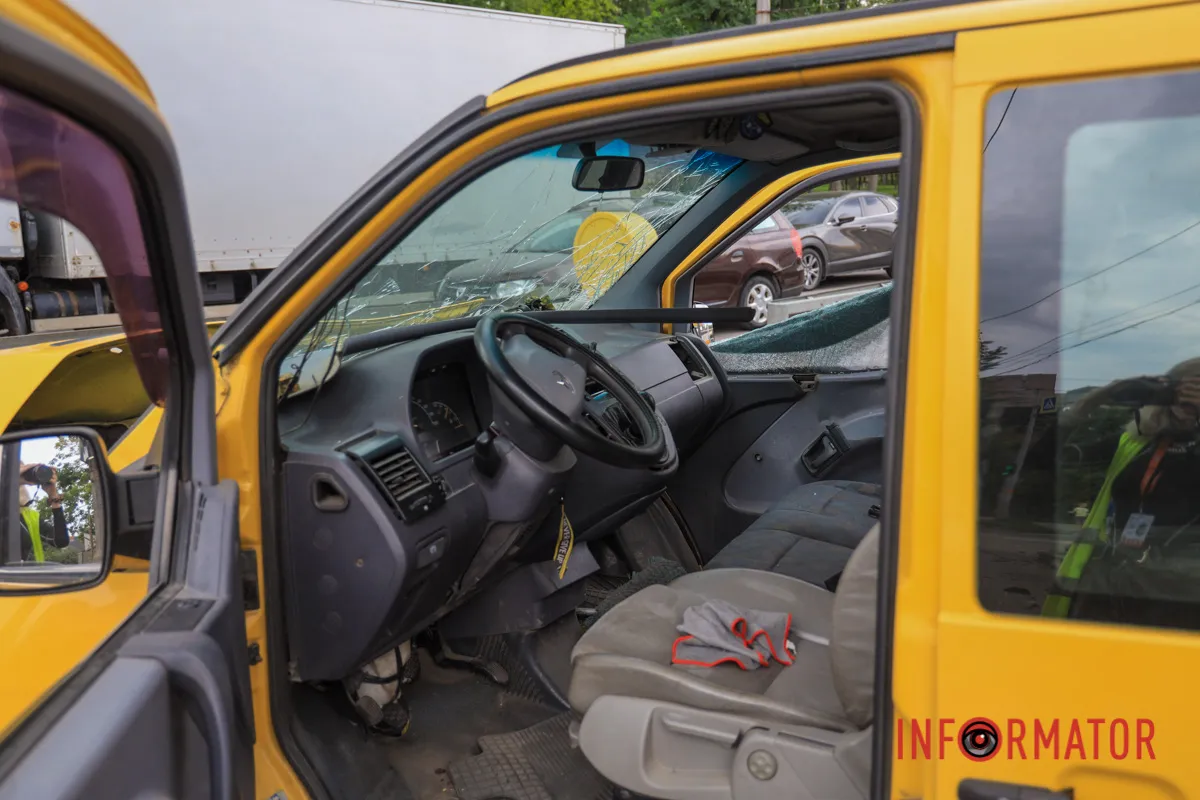 В Днепре на Запорожском шоссе «в лоб» столкнулись Honda и Mercedes: на месте работает полиция, образовалась серьезная пробка 11