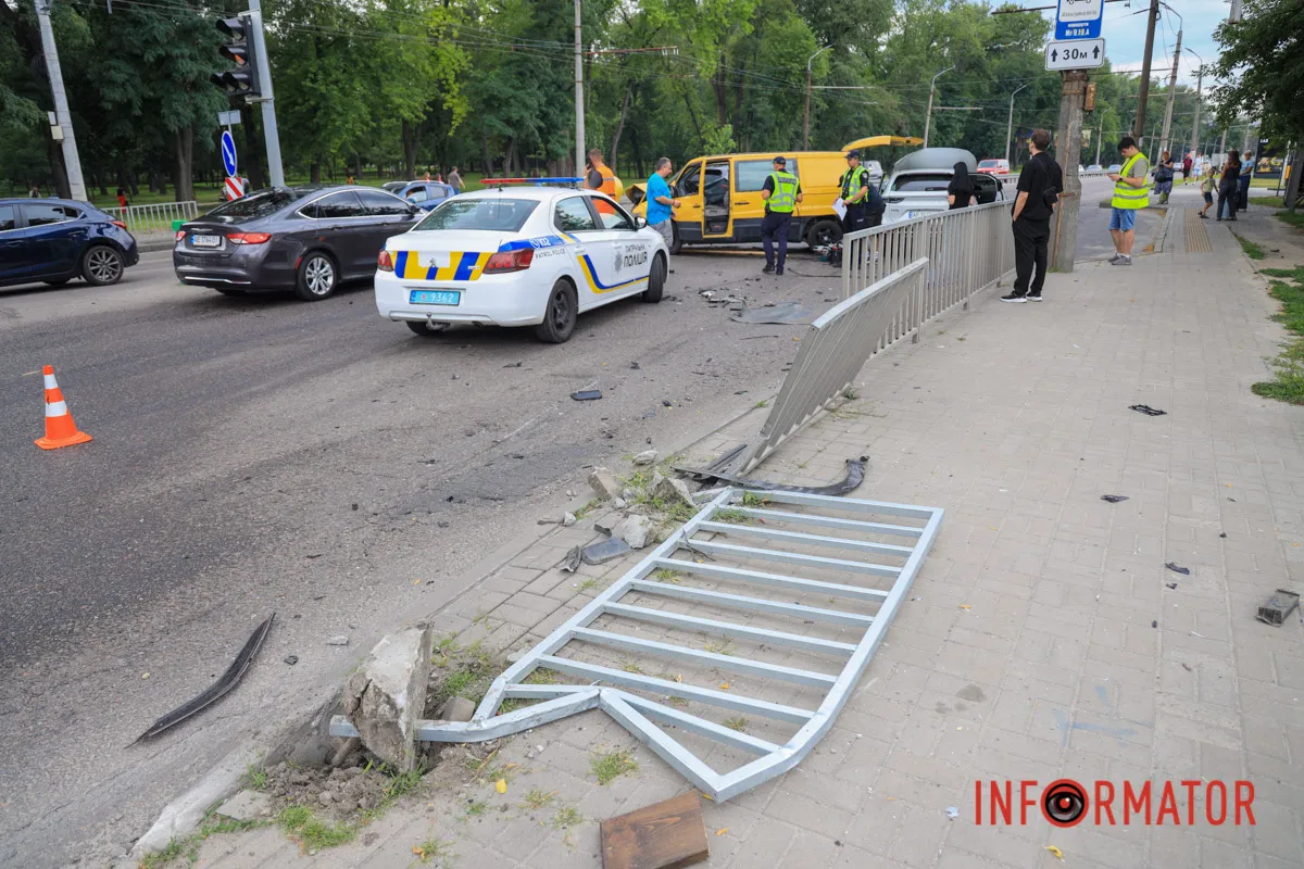В Днепре на Запорожском шоссе «в лоб» столкнулись Honda и Mercedes: на месте работает полиция, образовалась серьезная пробка 14