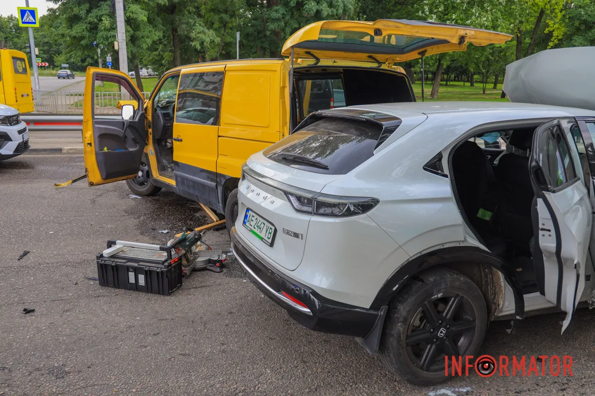 В Днепре на Запорожском шоссе «в лоб» столкнулись Honda и Mercedes: на месте работает полиция, образовалась серьезная пробка 9