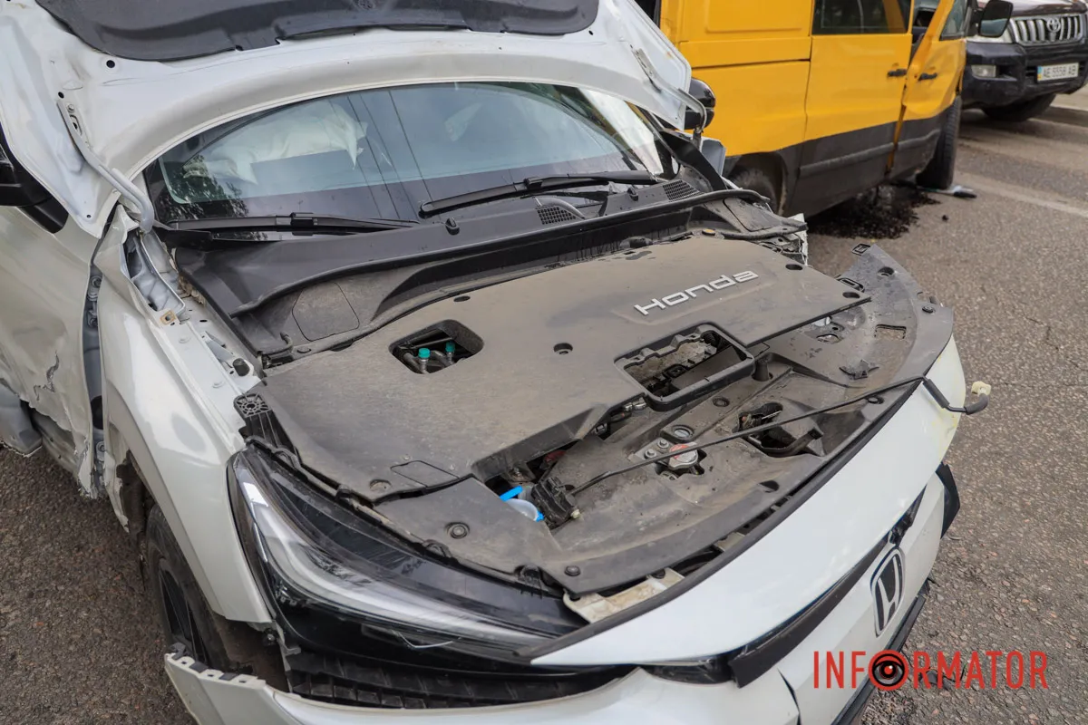 В Днепре на Запорожском шоссе «в лоб» столкнулись Honda и Mercedes: на месте работает полиция, образовалась серьезная пробка 10
