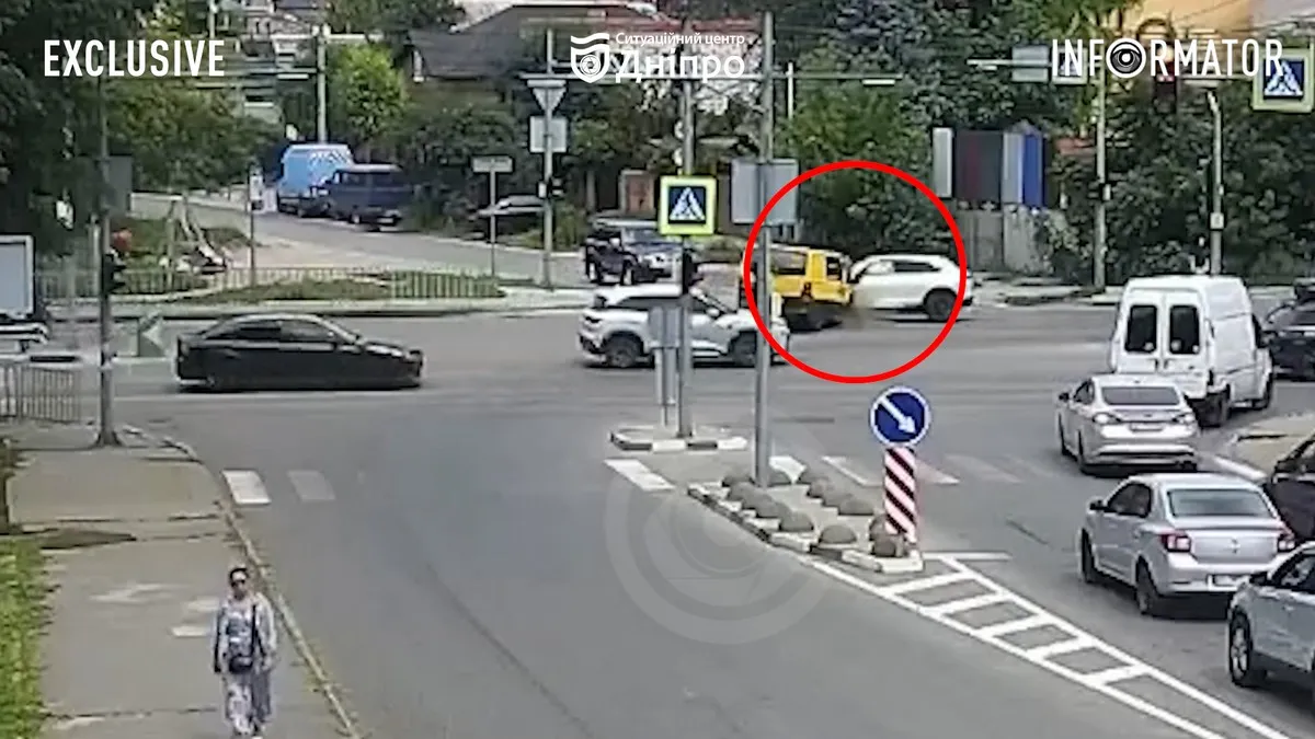 У Дніпрі на Запорізькому шосе “в лоб” зіткнулись Honda та Mercedes: відео моменту ДТП