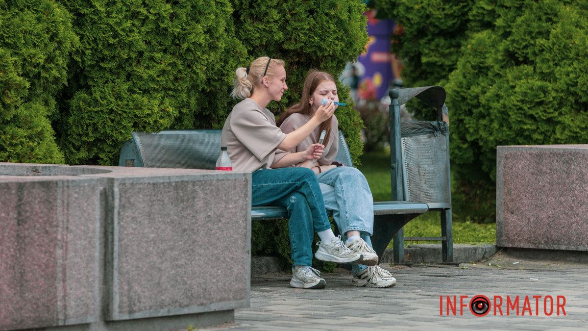 Неспішні прогулянки, кава та літній спокій: як дніпряни проводять день п’ятниці