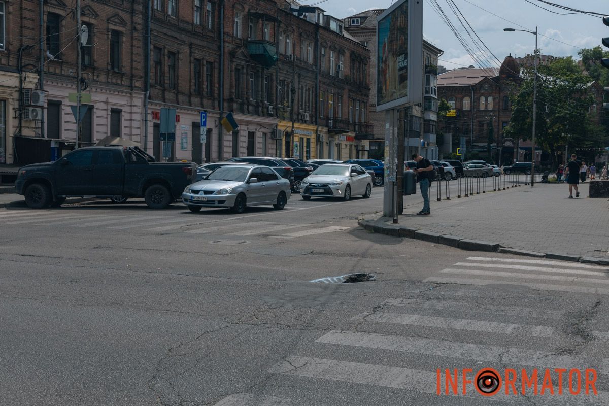 Пропасть образовалась в районе перекрестка с улицей Харьковской