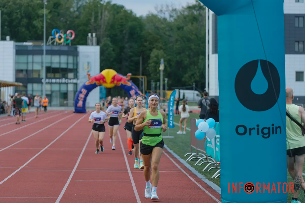 У Дніпрі на стадіоні «Олімпійські резерви» пройшов 10K Night Run 2026: шукайте себе на фото 60