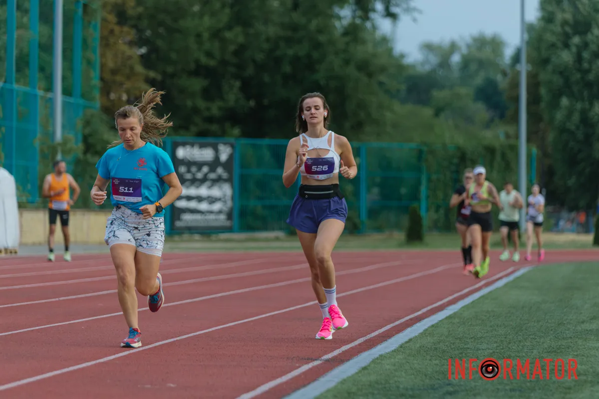 У Дніпрі на стадіоні «Олімпійські резерви» пройшов 10K Night Run 2026: шукайте себе на фото 59