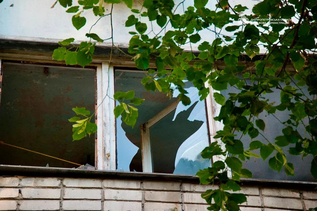 Розбите вибуховою хвилею вікно Купа скла, понівечені конструкції та автівки: що відбувається у Дніпрі на місцях ворожих атак 6