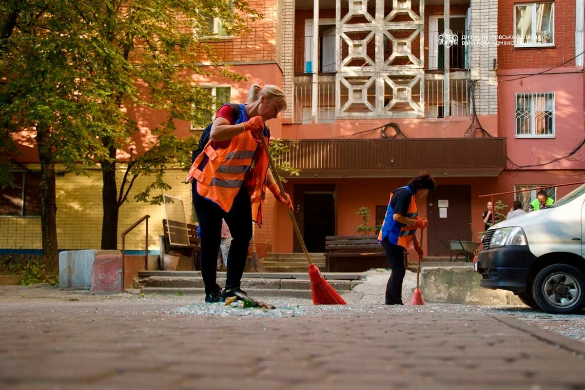Комунальники працюють на місці Купа скла, понівечені конструкції та автівки: що відбувається у Дніпрі на місцях ворожих атак 5