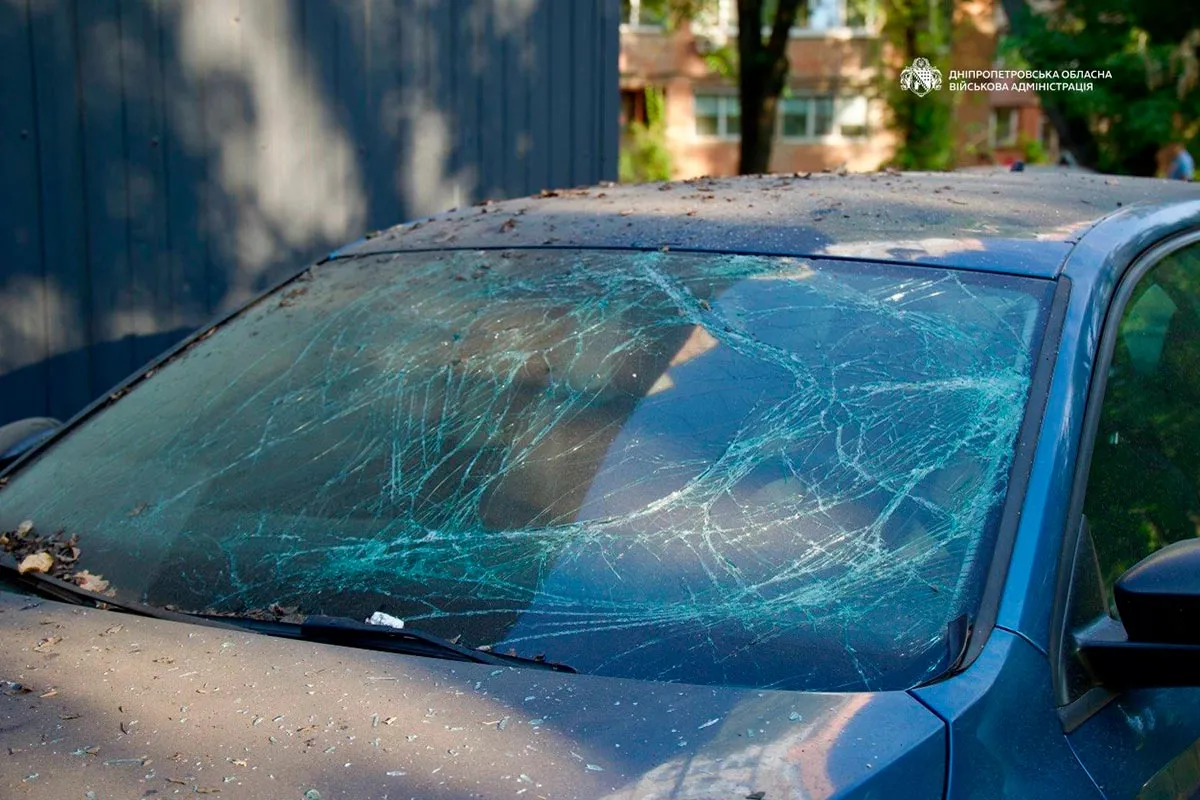 Понівечена автівка Купа скла, понівечені конструкції та автівки: що відбувається у Дніпрі на місцях ворожих атак 2