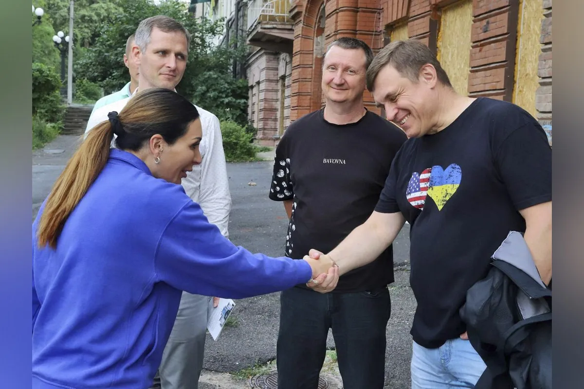 До Дніпра приїхала Лора Лумер Дніпро відвідала блогерка з США та прибічниця Дональда Трампа - Лора Лумер 2