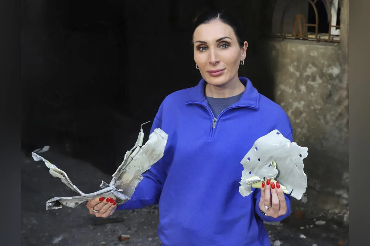 Лумер тримає в руках уламки Дніпро відвідала блогерка з США та прибічниця Дональда Трампа - Лора Лумер 1