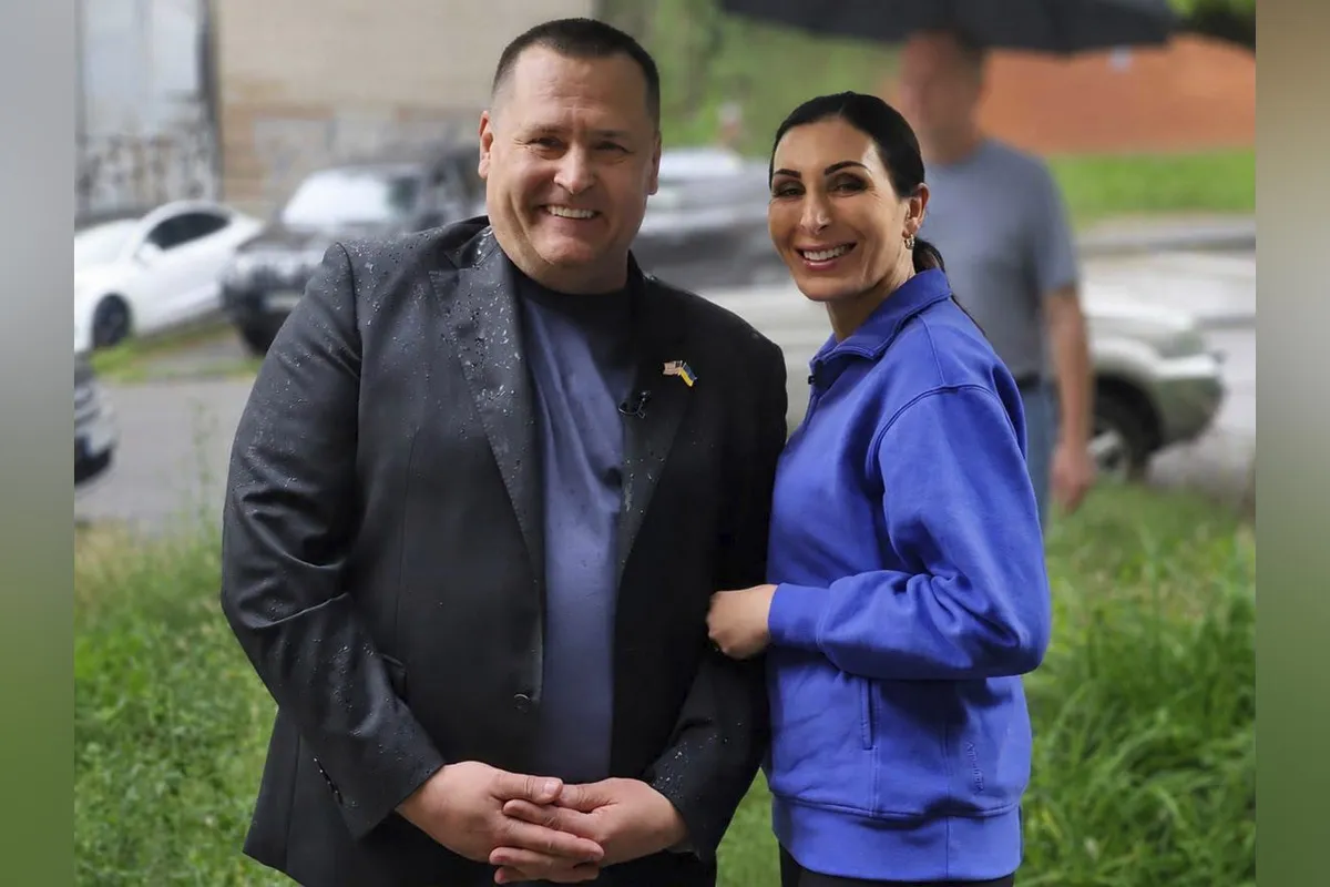 Спільне фото під міськрадою Дніпро відвідала блогерка з США та прибічниця Дональда Трампа - Лора Лумер 3