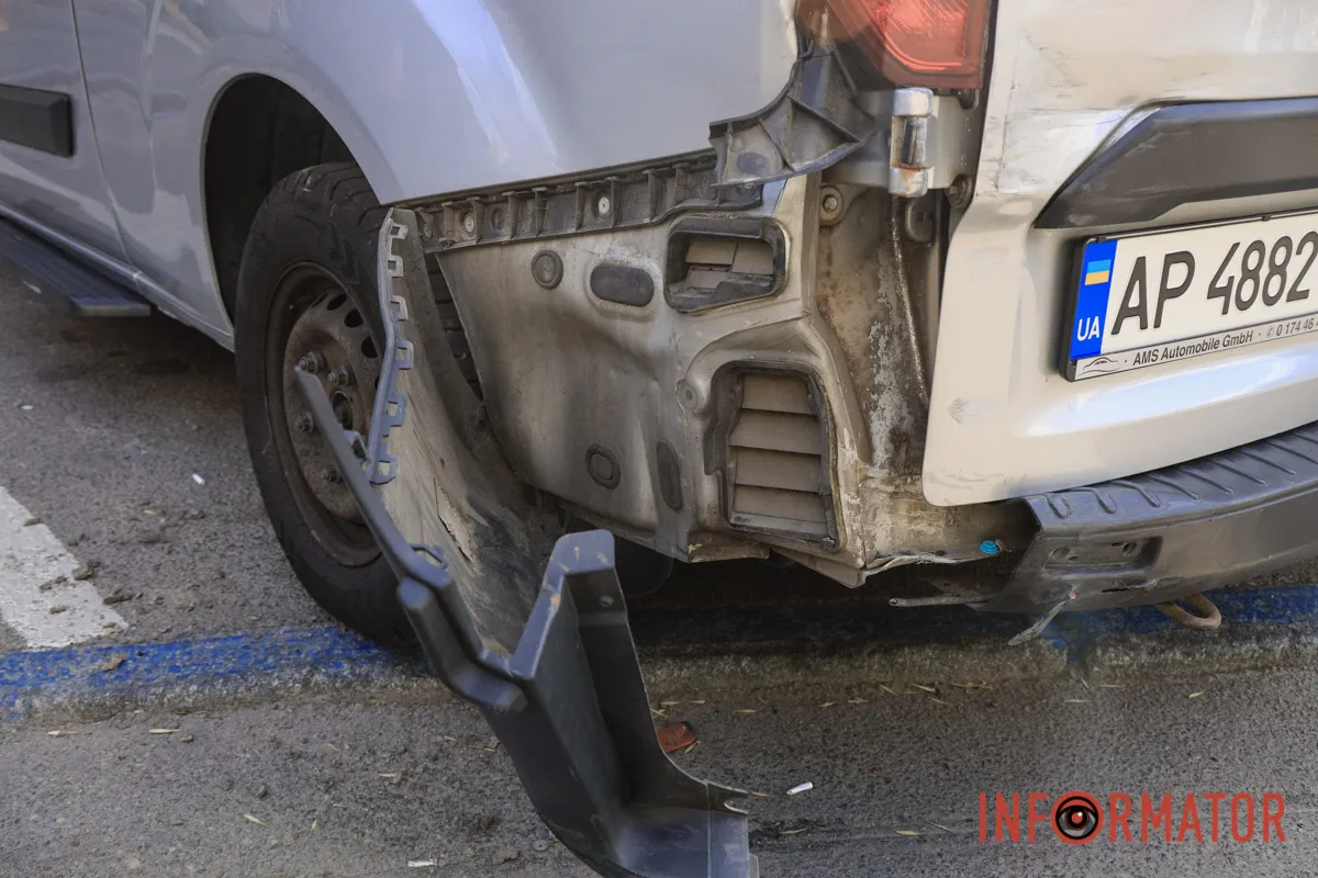 В Днепре на Старокозацкой водитель на Mazda въехал в четыре машины 6